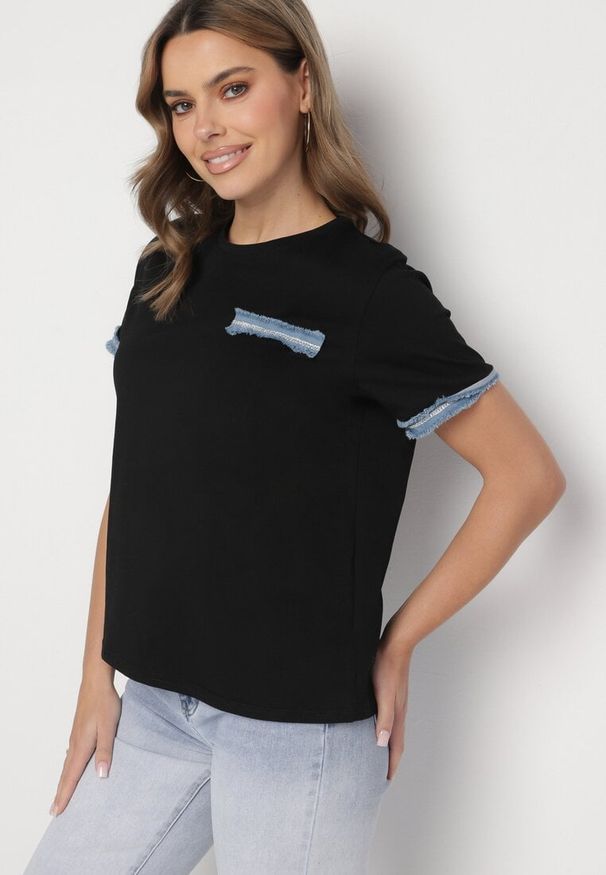 Born2be - Czarna Bluzka Oversize z Bawełny z Krótkim Rękawem i Ozdobnymi Lamówkami Calnil. Okazja: na co dzień. Kolor: czarny. Materiał: bawełna. Długość rękawa: krótki rękaw. Długość: krótkie. Styl: klasyczny, elegancki, casual