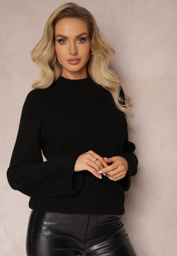 Renee - Czarny Dzianinowy Golf z Rozszerzanymi Rękawami z Rozcięciem Vucta. Typ kołnierza: golf. Kolor: czarny. Materiał: dzianina