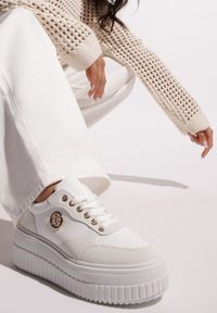 Renee - Białe Sneakersy Vices na Platformie z Tłoczeniem Ozdobione Metaliczną Aplikacją Eriri. Okazja: do pracy. Kolor: biały. Materiał: jeans. Wzór: aplikacja. Obcas: na platformie