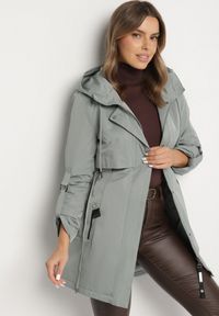 Born2be - Zielona Klasyczna Kurtka Parka z Kapturem i Ściągaczem w Talii Tulasira. Okazja: na co dzień. Typ kołnierza: kaptur. Kolor: zielony. Materiał: jeans. Styl: klasyczny #4