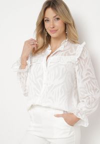 Born2be - Biała Koszula Ozdobiona Falbanką i Abstrakcyjnym Wzorem Nunoria. Kolor: biały. Wzór: aplikacja #1