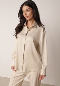 Born2be - Jasnobeżowa Elegancka Koszula Satynowa z Ozdobnymi Guzikami Yasura. Okazja: do pracy, na co dzień. Kolor: beżowy. Materiał: satyna. Styl: elegancki #1
