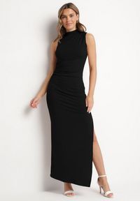 Born2be - Czarna Dopasowana Sukienka z Wełną Zdobiona Marszczeniem i Rozcięciem Lisarea. Okazja: na co dzień. Kolor: czarny. Materiał: wełna. Wzór: aplikacja. Typ sukienki: dopasowane. Styl: casual #1