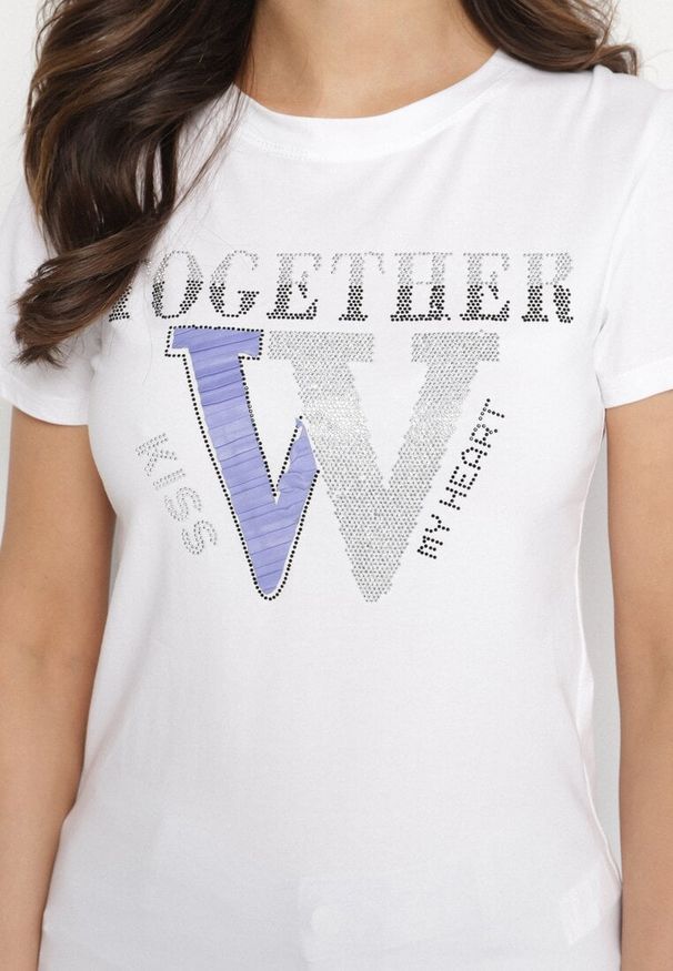 Born2be - Biały T-shirt z Bawełny Ozdobiony Napisem i Cyrkoniami Raltebis. Okazja: na co dzień. Kolor: biały. Materiał: bawełna. Wzór: napisy, aplikacja. Sezon: wiosna, lato. Styl: casual, klasyczny