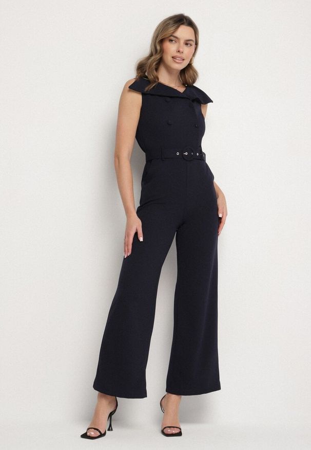 Born2be - Granatowy Kombinezon z Wywijanym Dekoltem w Łódkę i Paskiem z Klamrą Galithiela. Okazja: na co dzień. Kolor: niebieski. Wzór: aplikacja. Styl: klasyczny, casual, elegancki