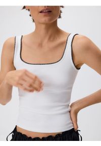 Reserved - Top z modalem - biały. Kolor: biały. Materiał: dzianina #1