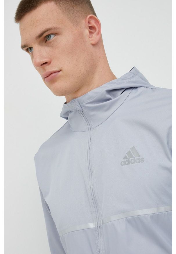 adidas Performance kurtka do biegania Own The Run kolor szary przejściowa. Kolor: szary. Materiał: materiał