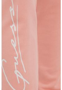 Guess Spodnie bawełniane damskie kolor różowy z nadrukiem. Kolor: różowy. Materiał: bawełna. Wzór: nadruk #2