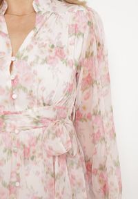 Born2be - Biało-Różowa Sukienka Rozkloszowana z Materiałowym Paskiem w Talii Ozdobiona Falbankami Kleviorna. Okazja: do pracy, na spotkanie biznesowe. Typ kołnierza: kołnierz z falbankami. Kolor: różowy. Materiał: materiał. Wzór: aplikacja. Typ sukienki: rozkloszowane. Styl: biznesowy, elegancki #6