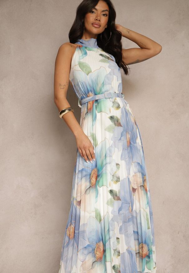 Renee - Niebieska Plisowana Sukienka z Wiązaniem i Paskiem z Klamrą Nitolia. Okazja: na co dzień. Kolor: niebieski. Typ sukienki: rozkloszowane. Styl: klasyczny, casual