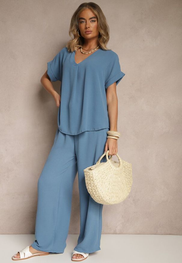 Renee - Jasnoniebieski Komplet Bluzka i Luźne Spodnie z Wiskozą i Kieszonkami Efraria. Kolor: niebieski. Materiał: wiskoza. Wzór: aplikacja