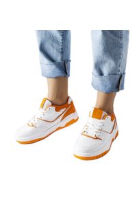Inna Biało-pomarańczowe sneakersy Barrette białe. Okazja: na co dzień. Nosek buta: okrągły. Kolor: biały. Sezon: lato
