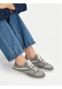 Guess Jeans Sneakersy EO-GJ2128 Szary. Kolor: szary. Materiał: skóra, zamsz #6