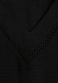 Born2be - Czarna Bluzka z Rozszerzanym Dołem i Ażurowymi Wstawkami Urinity. Okazja: na co dzień. Kolor: czarny. Długość rękawa: krótki rękaw. Długość: krótkie. Wzór: ażurowy. Styl: casual #5