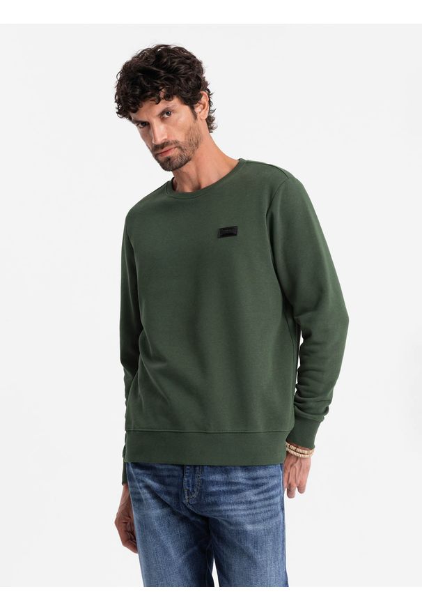 Ombre Clothing - Nierozpinana dresowa bluza męska z metalowym pinem – ciemnozielona V4 - Rozmiar: M. Okazja: na co dzień. Kolor: zielony. Materiał: dresówka. Wzór: jednolity. Styl: casual