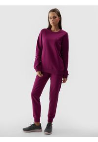4f - Spodnie dresowe joggery damskie - fioletowe. Kolor: fioletowy. Materiał: dresówka. Wzór: gładki, ze splotem