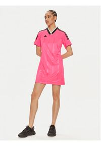 Adidas - adidas Sukienka codzienna Tiro Summer IS0732 Różowy Regular Fit. Okazja: na co dzień. Kolor: różowy. Materiał: syntetyk. Typ sukienki: proste. Styl: casual