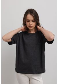 Marsala - T-shirt damski w kolorze grafitowym z kieszonką SPLIT GRAPHITE BY MARSALA. Kolor: szary. Materiał: jeans, bawełna. Długość rękawa: krótki rękaw. Długość: krótkie #1