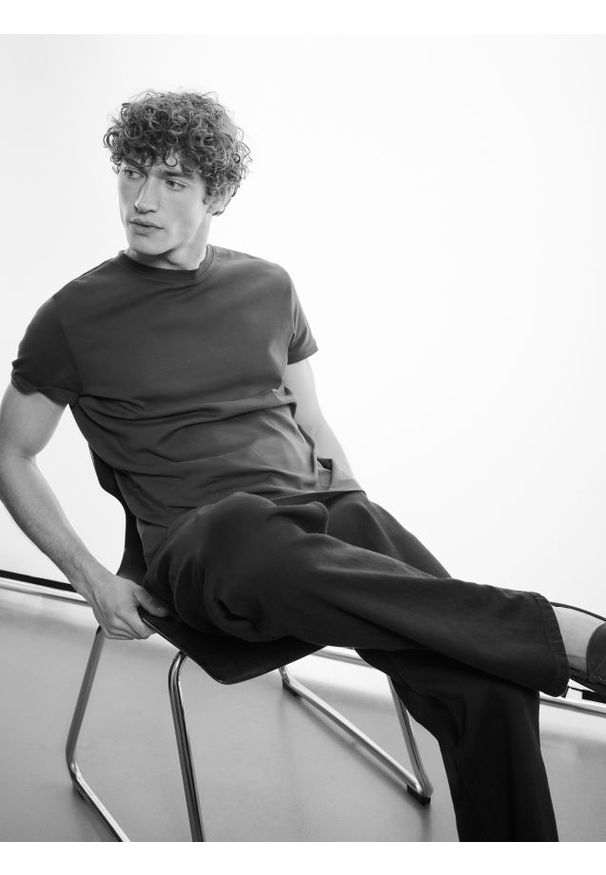 Reserved - Jeansy straight fit - czarny. Kolor: czarny