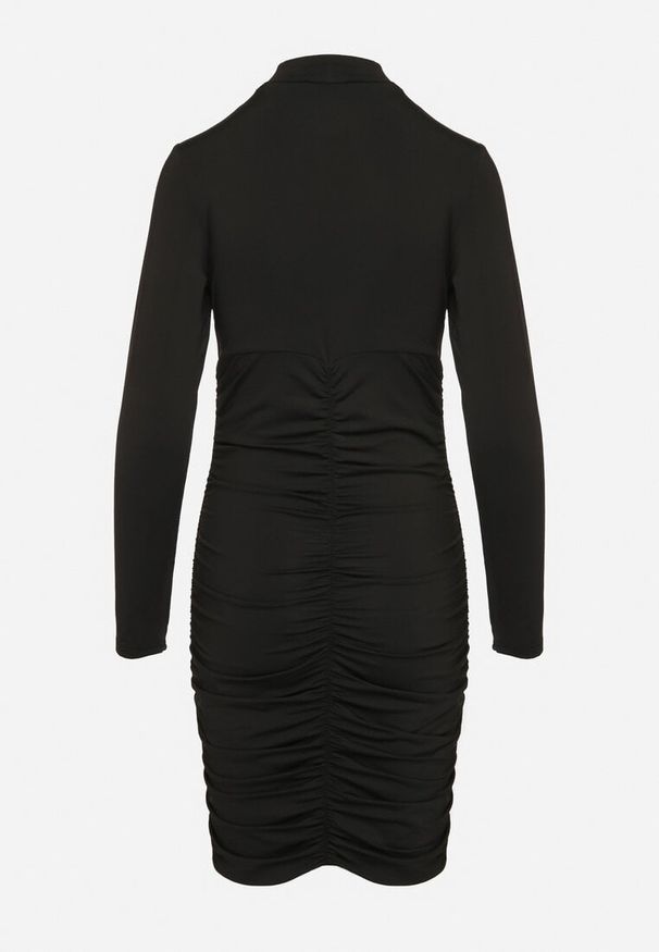 Born2be - Czarna Sukienka Dopasowana z Marszczeniami i Wycięciem na Dekolcie Zaivina. Kolor: czarny. Materiał: wiskoza. Typ sukienki: proste. Styl: wizytowy, klasyczny