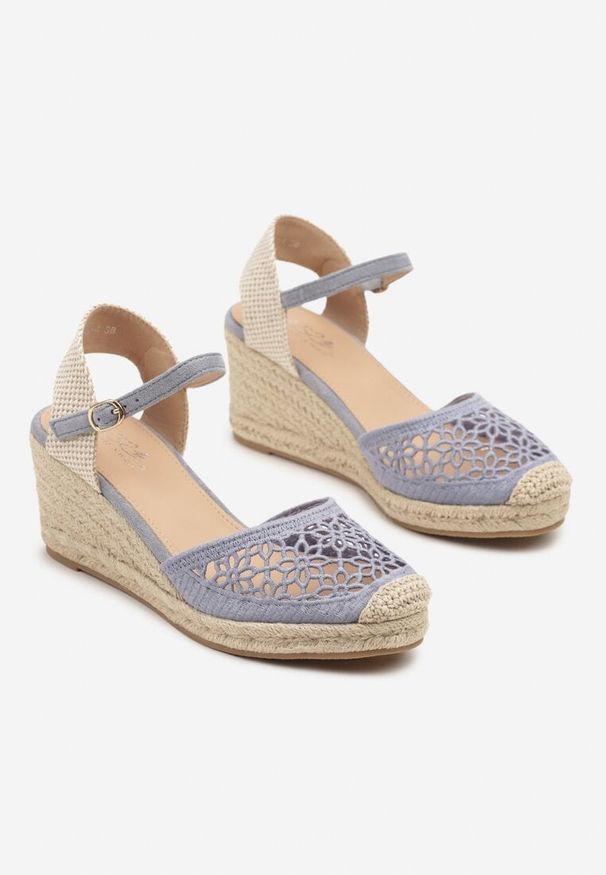 Born2be - Niebieskie Ażurowe Sandały Espadryle na Koturnie z Plecionki Nusielis. Okazja: na co dzień. Zapięcie: pasek. Kolor: niebieski. Materiał: koronka, jeans. Wzór: ażurowy. Obcas: na koturnie. Styl: boho, casual