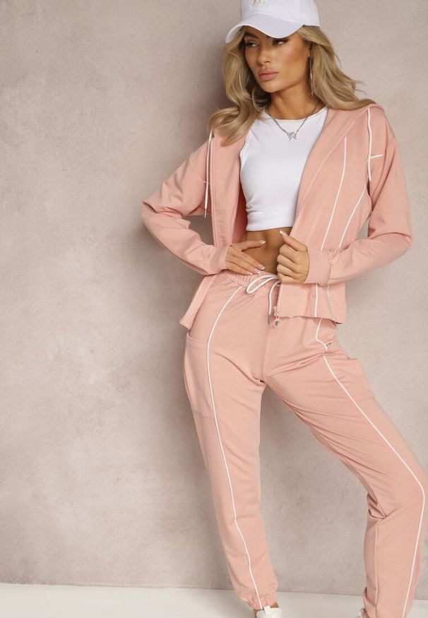 Renee - Różowy Komplet Dresowy Bluza z Kapturem i Joggery z Cienkimi Lamówkami Zivatia. Kolor: różowy. Materiał: dresówka. Wzór: aplikacja