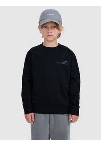 4f - 4F Bluza dresowa nierozpinana bez kaptura chłopięca - czarna 122 (6-7 lat). Okazja: na co dzień. Typ kołnierza: bez kaptura. Kolor: czarny. Materiał: dresówka. Wzór: gładki, ze splotem, napisy. Sezon: lato. Styl: klasyczny, sportowy, casual