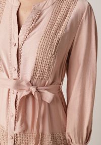 Born2be - Jasnoróżowa Rozkloszowana Sukienka z Wiskozy z Wiązanym Paskiem i Koronką Reivoria. Okazja: na spacer, na co dzień. Typ kołnierza: dekolt w kształcie V. Kolor: różowy. Materiał: wiskoza, koronka. Długość rękawa: długi rękaw. Wzór: koronka. Styl: casual, klasyczny #6