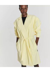 ANIA KUCZYŃSKA - Kanarkowy płaszcz Camomilla Sole. Kolor: żółty. Materiał: bawełna. Długość rękawa: długi rękaw. Długość: długie. Wzór: aplikacja #3