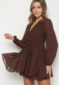 Born2be - Brązowa Rozkloszowana Sukienka z Siateczki z Kopertowym Dekoltem Zenessa. Typ kołnierza: dekolt kopertowy. Kolor: brązowy. Materiał: poliester, materiał. Typ sukienki: kopertowe #4