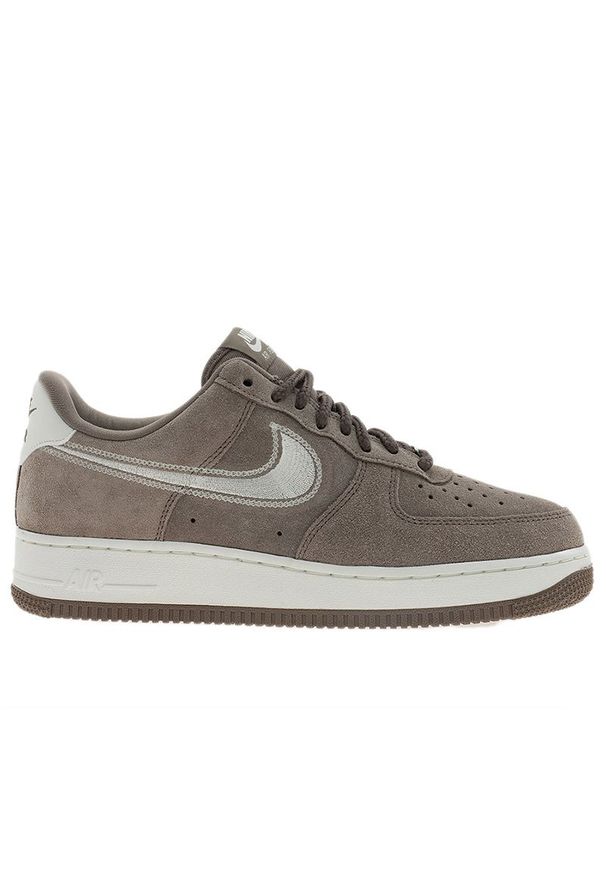 Buty męskie Nike Air Force 1 '07 HJ4465-200 - brązowe. Zapięcie: sznurówki. Kolor: brązowy. Materiał: zamsz, skóra. Szerokość cholewki: normalna. Sezon: lato. Model: Nike Air Force