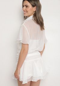 Born2be - Biała Koszulowa Sukienka z Krótkim Rękawem i Falbankami Miradira. Okazja: na co dzień. Typ kołnierza: kołnierz z falbankami. Kolor: biały. Długość rękawa: krótki rękaw. Wzór: aplikacja. Typ sukienki: koszulowe. Styl: klasyczny, casual, elegancki #2