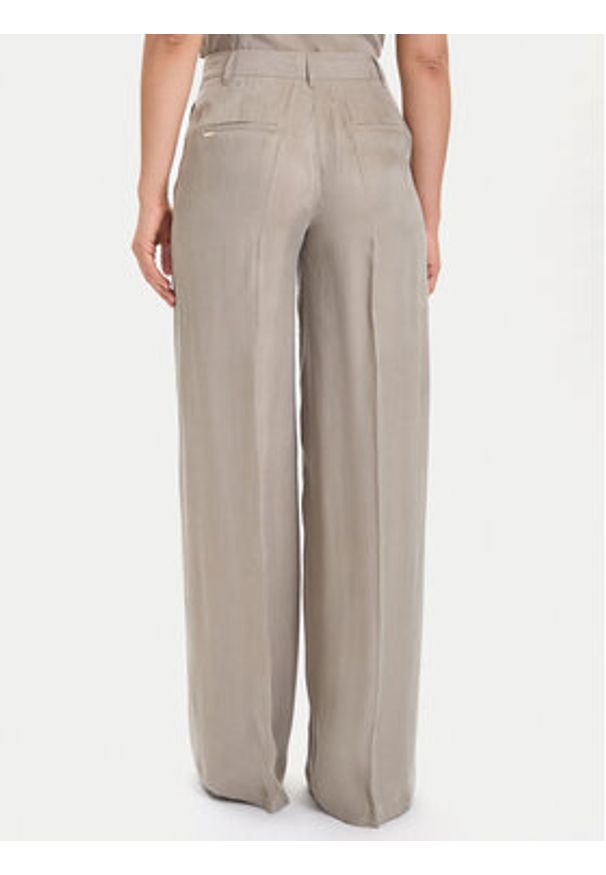 Guess Spodnie materiałowe W5YB02 WH5N2 Beżowy Regular Fit. Kolor: beżowy. Materiał: syntetyk