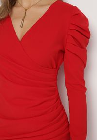 Born2be - Czerwona Mini Dopasowana Sukienka z Kopertowym Dekoltem i Asymetryczną Zakładką Omiura. Kolor: czerwony. Długość rękawa: długi rękaw. Typ sukienki: asymetryczne, kopertowe. Długość: mini #4
