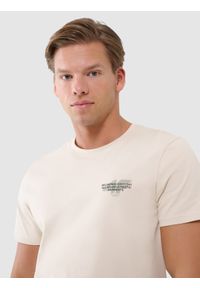 4f - 4F T-shirt regular z nadrukiem męski - beżowy XXL. Okazja: na co dzień. Kolor: beżowy. Materiał: bawełna, jersey, dzianina. Długość rękawa: krótki rękaw. Długość: krótkie. Wzór: nadruk. Styl: sportowy, klasyczny, casual