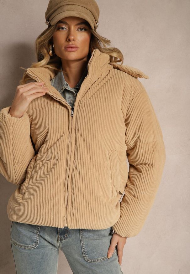 Renee - Beżowa Puchowa Kurtka Sztruksowa z Kapturem z Możliwością Odpięcia Sinrielle. Okazja: na co dzień. Typ kołnierza: kaptur. Kolor: beżowy. Materiał: puch, sztruks. Styl: casual, klasyczny