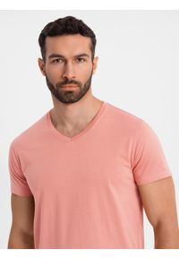 Ombre Clothing - Klasyczna męska bawełniana koszulka z dekoltem w serek BASIC – różowa V7. Typ kołnierza: dekolt w serek. Kolor: różowy. Materiał: bawełna. Styl: klasyczny #2