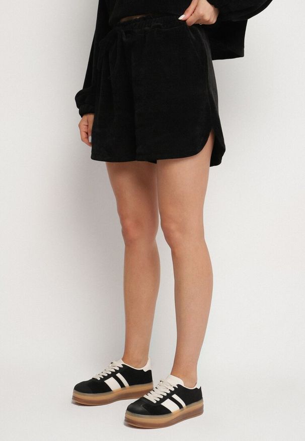 Born2be - Czarny Dzianinowy Komplet Bluza i Szorty Novanisa. Kolor: czarny. Materiał: dzianina