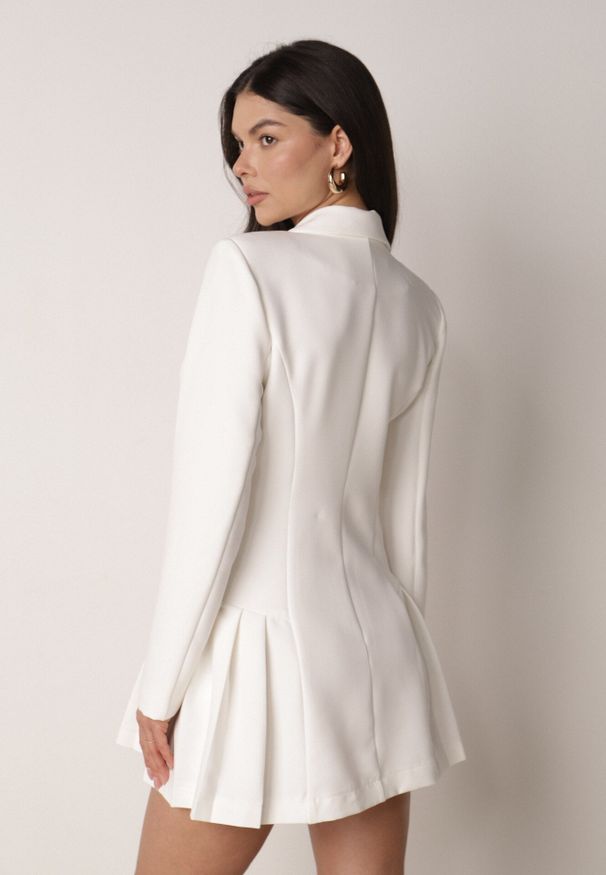 Born2be - Biała Sukienka o Kroju Marynarki VICES z Poduszkami w Ramionach Serlina. Okazja: na co dzień. Kolor: biały. Styl: elegancki, klasyczny, casual