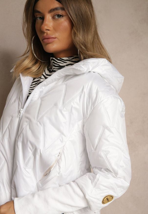 Renee - Biała Pikowana Kurtka o Pudełkowym Fasonie z Warstwowymi Rękawami Liotire. Okazja: na co dzień. Kolor: biały. Materiał: jeans, dzianina. Sezon: jesień. Styl: casual