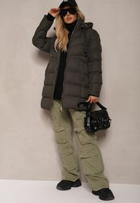 Renee - Ciemnozielona Kurtka Pikowana o Długim Kroju z Kapturem i Suwakiem Dwukierunkowym Naomira. Okazja: na co dzień. Typ kołnierza: kaptur. Kolor: zielony. Materiał: dzianina, jeans. Długość: długie. Sezon: zima. Styl: casual, elegancki #4