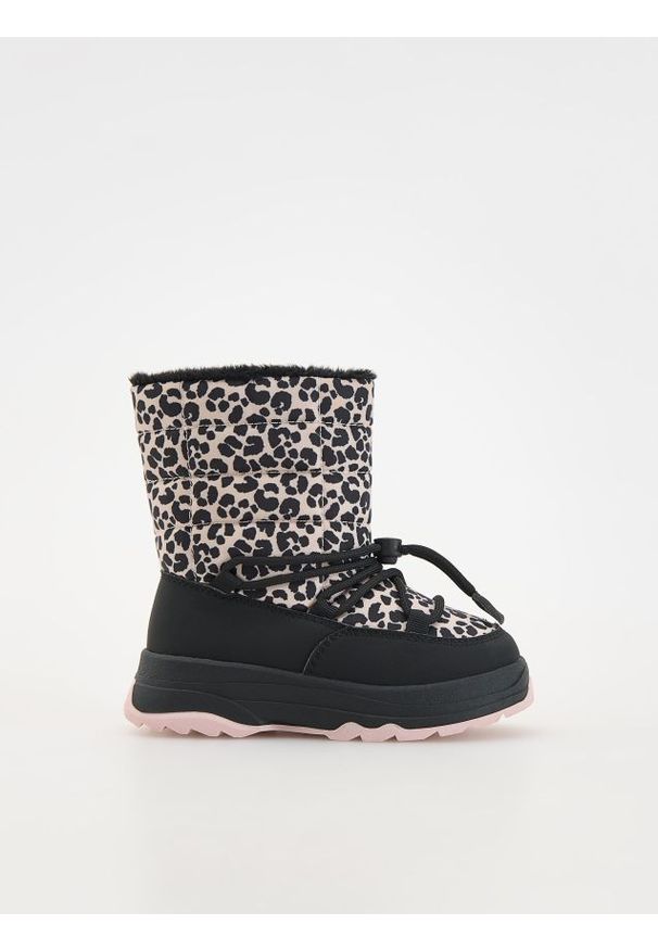 Reserved - Ocieplane botki w zwierzęcy print - czarny. Kolor: czarny. Materiał: materiał. Wzór: motyw zwierzęcy, nadruk