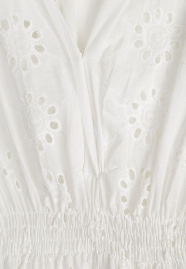 Born2be - Biała Bawełniana Rozkloszowana Sukienka z Ażurowym Wzorem i Gumką w Talii Ozdobiona Guzikami Venevia. Typ kołnierza: dekolt w kształcie V. Kolor: biały. Materiał: bawełna. Wzór: aplikacja, ażurowy. Styl: elegancki, klasyczny
