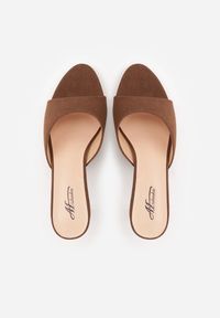 Renee - Brązowe Klapki na Obcasie Kaczuszka z Odkrytym Noskiem Nadah. Kolor: brązowy. Materiał: koronka. Obcas: na obcasie. Styl: elegancki. Wysokość obcasa: średni #3