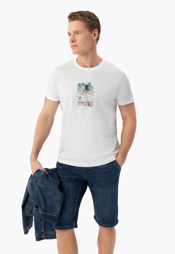 Volcano - T-shirt z wakacyjnym printem T-CHILMOON. Okazja: na plażę. Kolor: biały. Materiał: bawełna, materiał. Długość rękawa: krótki rękaw. Długość: krótkie. Wzór: nadruk. Sezon: lato. Styl: wakacyjny