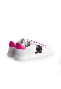 Trussardi Jeans Sneakersy | 79A00331 | Kobieta | Biały, Różowy. Nosek buta: okrągły. Kolor: różowy, wielokolorowy, biały. Materiał: skóra ekologiczna. Wzór: aplikacja, nadruk