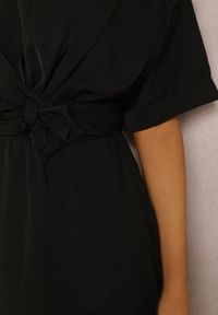 Renee - Czarna Sukienka Aesades. Kolor: czarny. Długość rękawa: krótki rękaw. Typ sukienki: kopertowe, koszulowe. Długość: mini