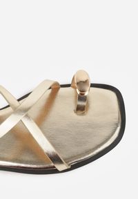 Born2be - Złote Sandały w Stylu Japonek z Metaliczną Ozdobą Catelin. Zapięcie: sprzączka. Kolor: złoty. Wzór: aplikacja. Styl: elegancki, klasyczny #9