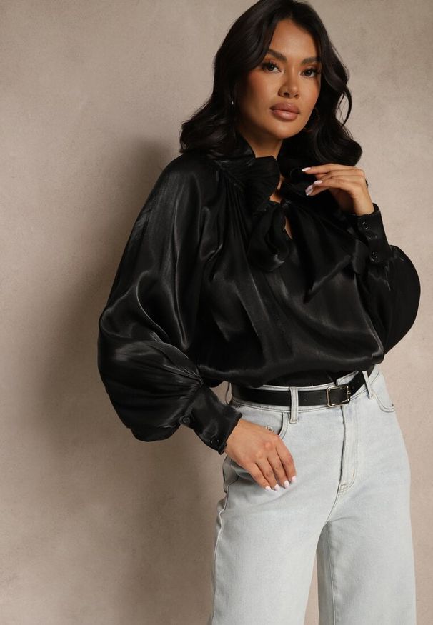 Renee - Czarna Bluzka o Koszulowym Kroju Wiązana przy Dekolcie Selzeri. Okazja: na spotkanie biznesowe. Kolor: czarny. Materiał: jeans. Styl: biznesowy, klasyczny, elegancki
