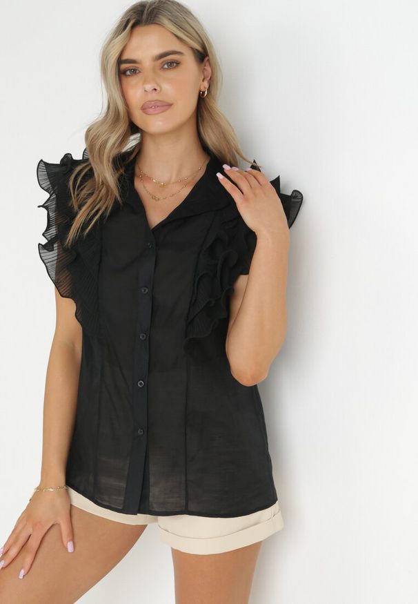 Born2be - Czarna Koszulowa Bluzka z Plisowaną Falbaną na Ramionach Shyllita. Typ kołnierza: kołnierz z falbankami. Kolor: czarny. Sezon: wiosna, lato